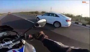 Un motard déconcentré par une voiture !