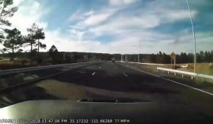 Un policier se sacrifie pour stopper une conductrice ivre qui roule à contresens sur l'autoroute (États-Unis)