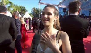 Daphné Patakia très émue sur le tapis rouge - Cannes 2021