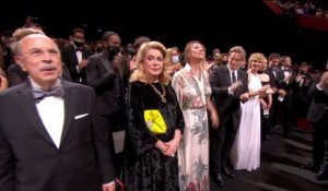 Standing ovation pour l'équipe du film 'De son vivant' - Cannes 2021