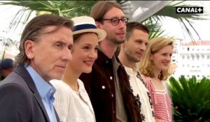 Photocall de l'équipe du film Bergman Island avec Mia Hansen-Løve, Mia Wasikowska - Cannes 2021