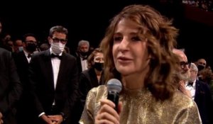 Grande émotion de Valérie Lemercier à la fin de la projection d'Aline - Cannes 2021