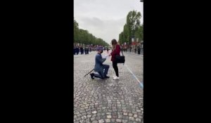 Juste avant le défilé du 14-Juillet, un soldat a demandé sa compagne en mariage
