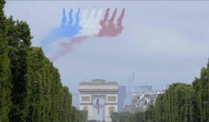 Quand la patrouille de France survole les Champs-Elysées pour le défilé du 14 Juillet