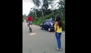 Ce motard tente une petite roue avant pour faire un bisous à sa copine... gros bisous douloureux