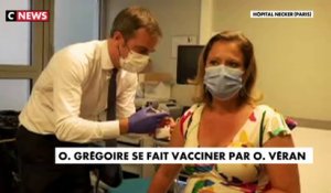 Olivia Grégoire se fait vacciner par Olivier Véran