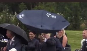 Boris Johnson galère à ouvrir un parapluie