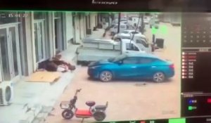 Tour de magie involontaire : un conducteur disparait au moment de sortir de sa voiture (Chine)