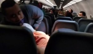 Un passager agressif scotché à son siège dans un avion