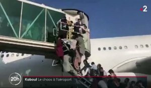 Afghanistan : les images d'Afghans s'accrochant à un avion pour fuir Kaboul