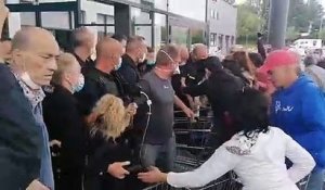 Coronavirus - Plusieurs dizaines d'opposants au Pass Sanitaire tentent de forcer l'entrée du Centre Leclerc à Pau et se retrouvent face à des policiers