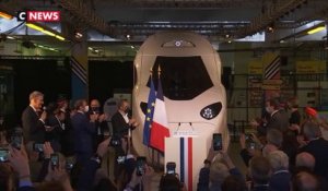 Emmanuel Macron présente le TGV du futur