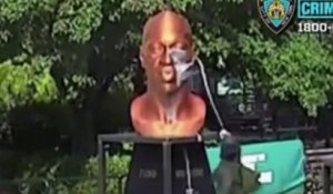 Une statue de George Floyd vandalisée, le vandale filmé