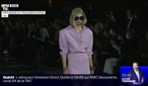 Les images du défilé Yves Saint Laurent au pied de la Tour Eiffel ce mardi soir