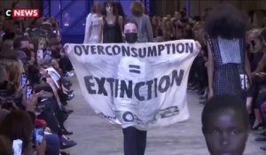 Une manifestante s’incruste sur le podium du défilé Vuitton