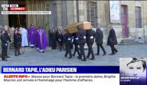 Le cercueil de Bernard Tapie entre dans l'église de Saint-Germain-des-Près à Paris