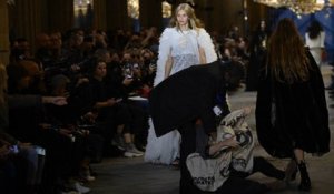 Fashion week de Paris : le mouvement Extinction Rebellion perturbe le défilé Louis Vuitton