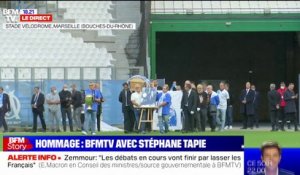 Hommage au Vélodrome: le cercueil de Bernard Tapie entre sur la pelouse, au son de "Jump"