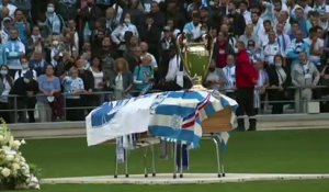 En bleu et blanc, des supporters de l'OM disent adieu au "boss" Tapie au Vélodrome
