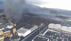 À La Palma, la lave du volcan en éruption engloutit une cimenterie, laissant craindre la propagation de gaz potentiellement toxique