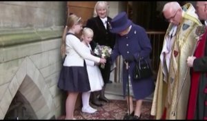Grande-Bretagne: La reine Elizabeth apparait pour la première fois avec une canne