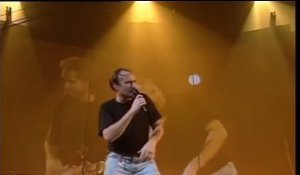 Genesis chante "I Can't Dance" en live