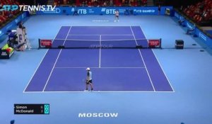 Moscou - Simon domine McDonald et file en quarts