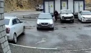 Russie : Une femme ivre perd le contrôle de sa voiture !