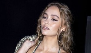 Lily-Rose Depp en string et lingerie sur ces photos inédites… Sexy, elle dévoile sa poitrine et son corps comme jamais