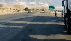 Ce chauffeur s'arrête pendant un tremblement de terre en zone montagneuse en Iran... Impressionnant