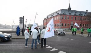 Les syndicats policiers devant le Parlement wallon à Namur
