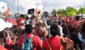 Grève générale, blocages routiers et coups de feu dans les Antilles françaises