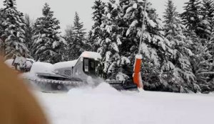 Un chasse-neige en action sur la station d'Ax-3-Domaines ce lundi