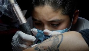 Brandon, 11 ans et tatoueur de gros bras dans l’atelier de son père au Mexique