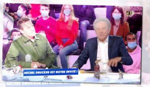 Michel Drucker très embarrassé par une fan dans un train, -je lui ai dit de continuer-