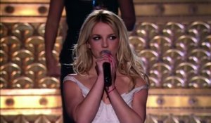 Britney Spears chante "Everytime" en live