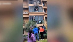 Chine : un livreur sauve une famille piégée dans un appartement en feu