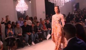 GALA VIDEO - Fashion Reporter Alexandra KAZAN chez Andrew GN