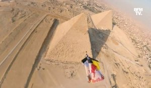 À 250 km/h, ces deux Français volent en wingsuit au-dessus des pyramides de Gizeh en Égypte