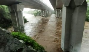 Fortes pluies : Sous le pont de la Rivière des Roches