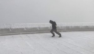 Il sort pendant une tempête et fait face à des vents de 170kmh