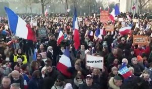 Manif anti pass vaccinal à Paris : Une équipe de l'Agence France-Presse menacée de mort et agressée et un des agents de sécurité la protégeant blessé à la tête