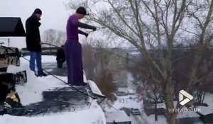 Cascade incroyable : Ce russe saute du 5ème étage le pantalon enflammé et atterrit dans la neige