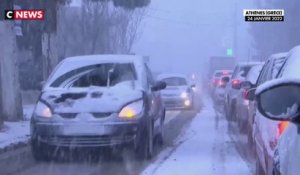 Athènes : De fortes chutes de neige ont perturbé le trafic routier