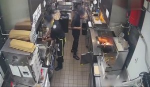 Un employé d'un fast-food a la mauvaise idée de jeter de la glace dans l'huile de la friteuse
