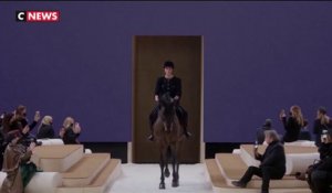 Fashion Week : Charlotte Casiraghi ouvre le défilé Chanel à cheval