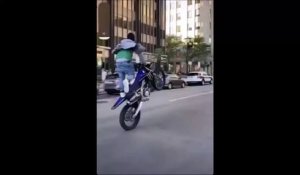 Ce jeune à moto se prend une voiture garée pendant un rodéo urbain et repart tranquillement
