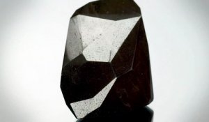 Cinquante-cinq facettes, pesant 555,55 carats : L'Enigma, le plus gros diamant noir naturel au monde, a été adjugé 3,75 millions d'euros