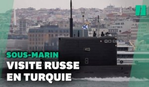 Un sous-marin russe dans le détroit du Bosphore en Turquie