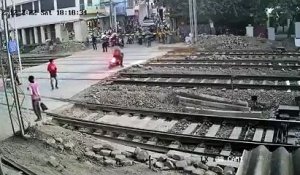Un motard manque de très peu de se faire écraser par un train